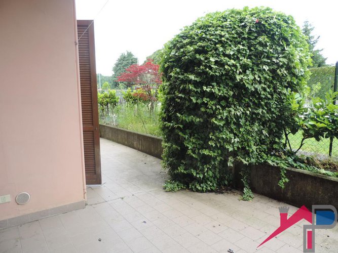 Ambivere trilocale con giardino e box Ambivere