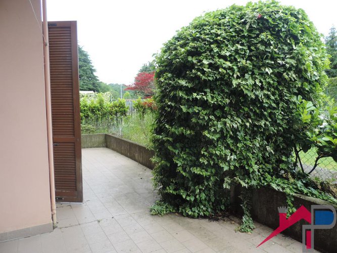 Ambivere trilocale con giardino e box Ambivere