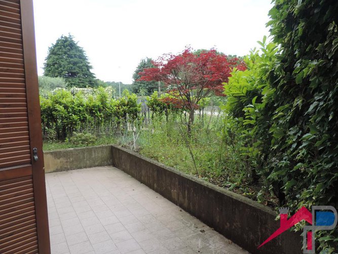 Ambivere trilocale con giardino e box Ambivere