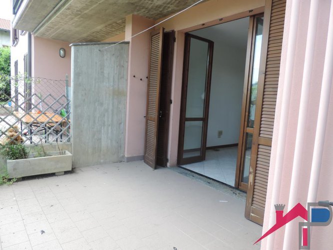 Ambivere trilocale con giardino e box Ambivere