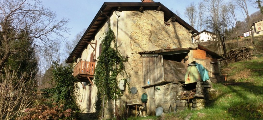 Costa Serina introvabile tipica cascina montana con rustico, terreno annesso mq. 10.000 Costa Serina