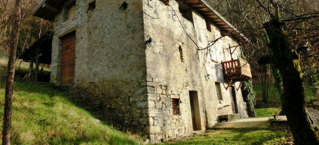 Costa Serina introvabile tipica cascina montana con rustico, terreno annesso mq. 10.000 Costa Serina