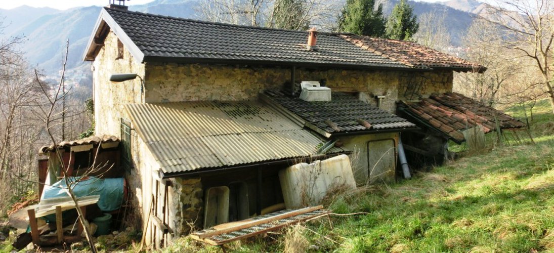 Costa Serina introvabile tipica cascina montana con rustico, terreno annesso mq. 10.000 Costa Serina