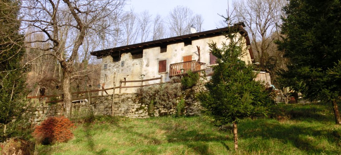 Costa Serina introvabile tipica cascina montana con rustico, terreno annesso mq. 10.000