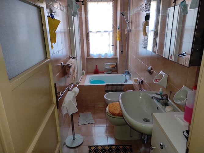 Sant’Omobono Terme in posizione tranquilla e riservata trilocale con balcone, cantina e box Sant'Omobono Terme