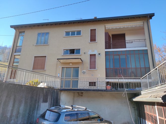 Sant’Omobono Terme in posizione tranquilla e riservata trilocale con balcone, cantina e box