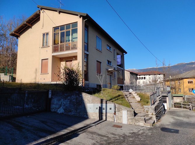Sant’Omobono Terme in posizione tranquilla e riservata trilocale con balcone, cantina e box Sant'Omobono Terme