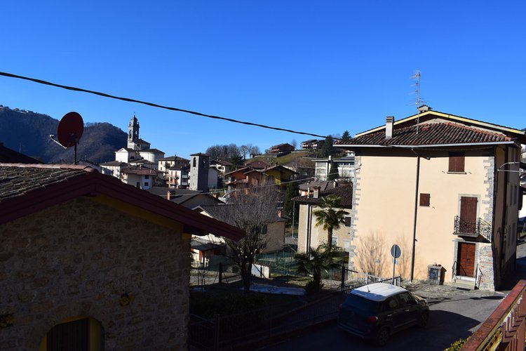 Costa Serina grazioso bilocale con terrazzo e balconi Costa Serina