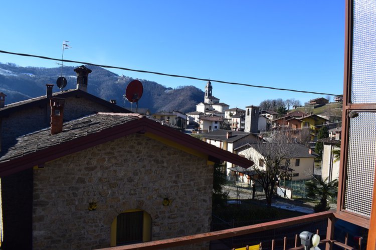 Costa Serina grazioso bilocale con terrazzo e balconi Costa Serina