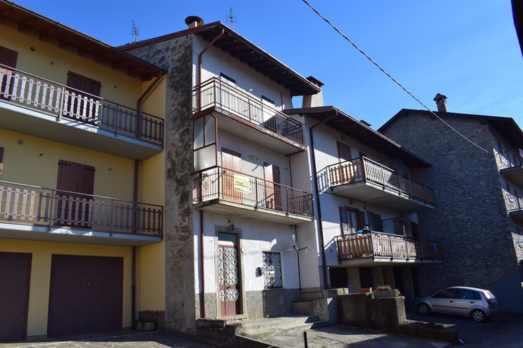 Costa Serina grazioso bilocale con terrazzo e balconi