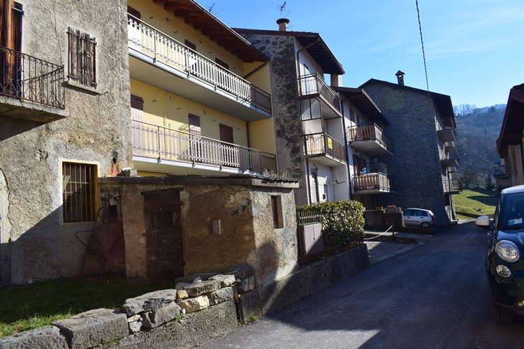 Costa Serina grazioso bilocale con terrazzo e balconi Costa Serina