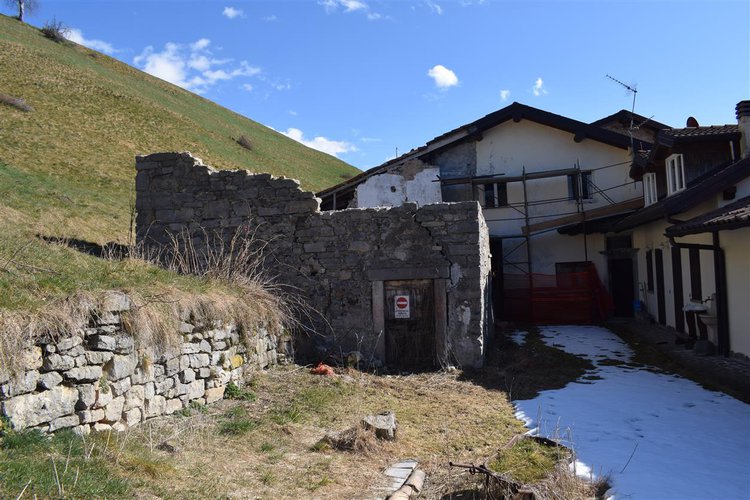 Oltre il Colle vista Alpi Orobie porzione di fabbricato storico con giardino