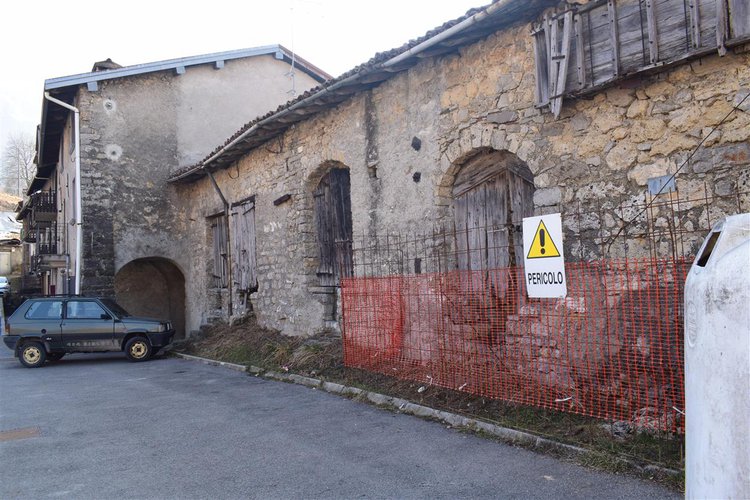 Oltre il Colle mt. 1100 s.l.m. vista cime Prealpi Orobie affare porzione di rustico Oltre il Colle