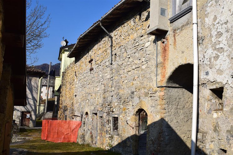 Oltre il Colle mt. 1100 s.l.m. vista cime Prealpi Orobie affare porzione di rustico Oltre il Colle