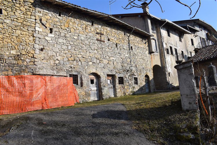 Oltre il Colle mt. 1100 s.l.m. vista cime Prealpi Orobie affare porzione di rustico Oltre il Colle