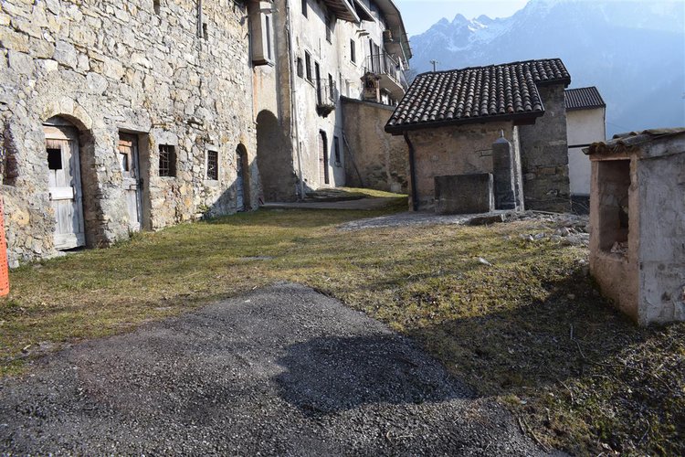 Oltre il Colle mt. 1100 s.l.m. vista cime Prealpi Orobie affare porzione di rustico
