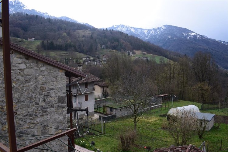 Costa Serina tipica casetta storica montana abitabile con giardino Costa Serina