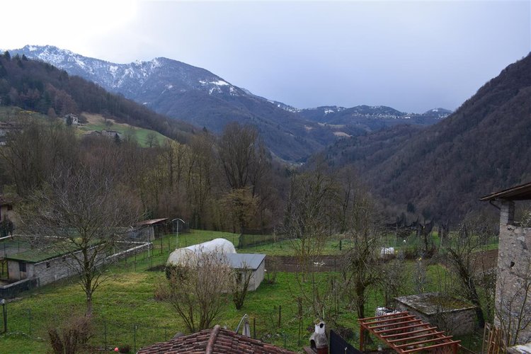 Costa Serina tipica casetta storica montana abitabile con giardino Costa Serina