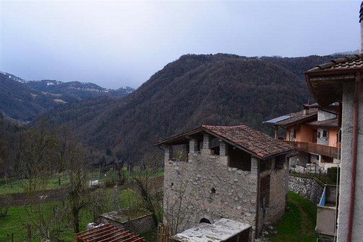 Costa Serina tipica casetta storica montana abitabile con giardino Costa Serina