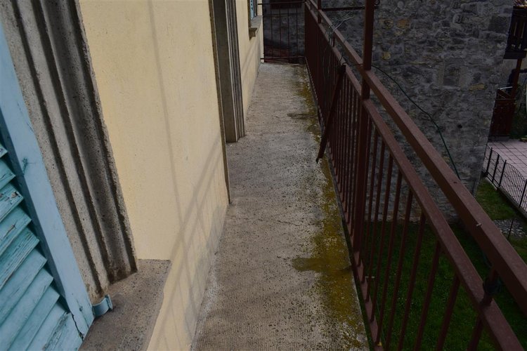 Costa Serina tipica casetta storica montana abitabile con giardino Costa Serina