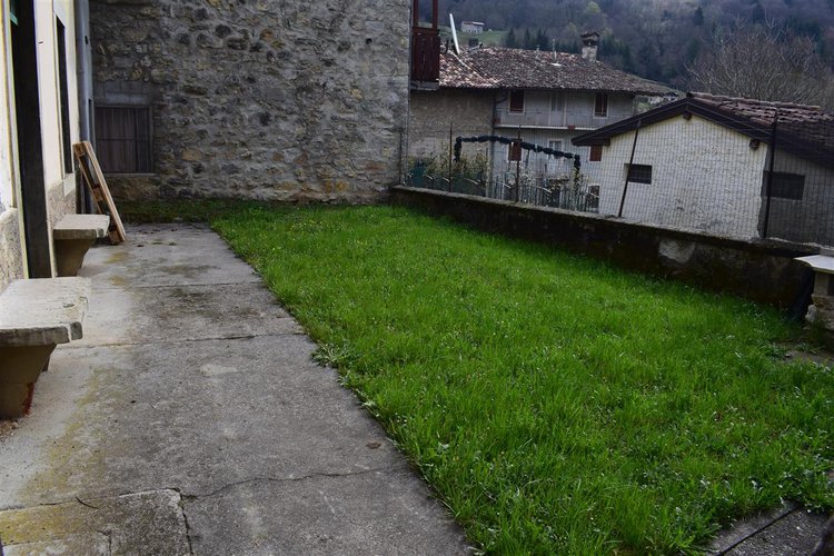 Costa Serina tipica casetta storica montana abitabile con giardino Costa Serina