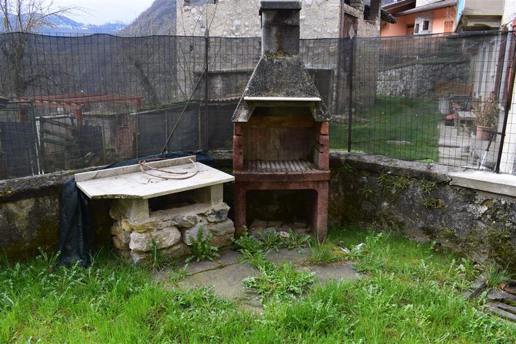 Costa Serina tipica casetta storica montana abitabile con giardino Costa Serina