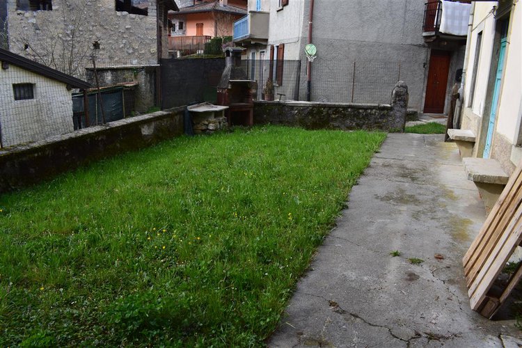 Costa Serina tipica casetta storica montana abitabile con giardino Costa Serina