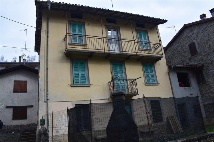 Costa Serina tipica casetta storica montana abitabile con giardino Costa Serina