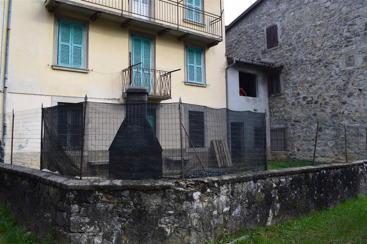 Costa Serina tipica casetta storica montana abitabile con giardino Costa Serina