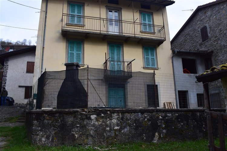 Costa Serina tipica casetta storica montana abitabile con giardino