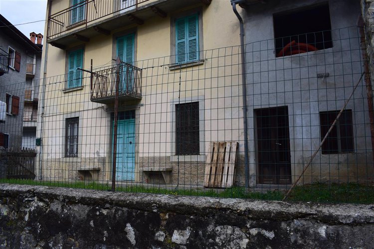 Costa Serina tipica casetta storica montana abitabile con giardino Costa Serina