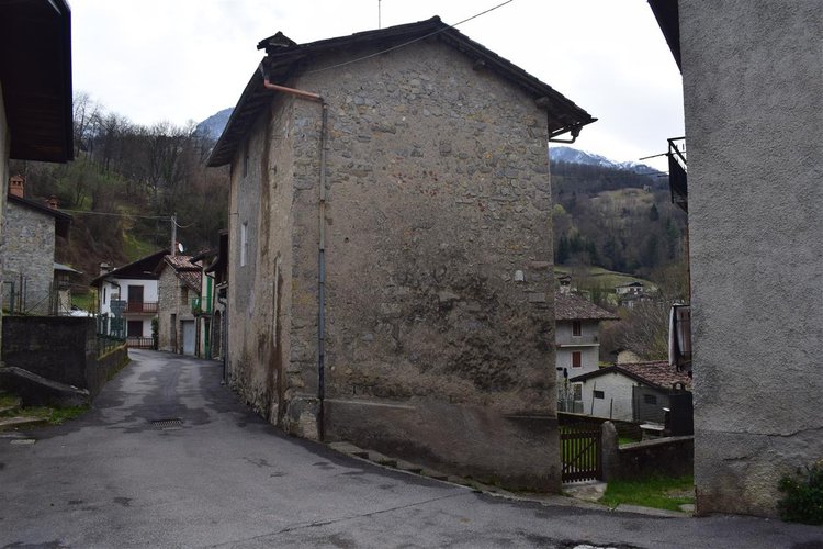 Costa Serina tipica casetta storica montana abitabile con giardino Costa Serina