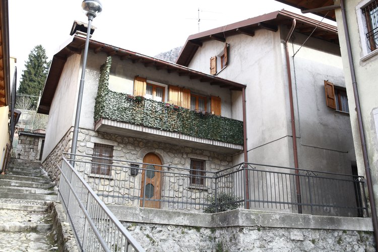 SEMICENTRALE CASETTA INDIPENDENTE! Serina