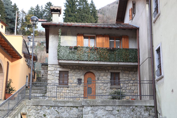 SEMICENTRALE CASETTA INDIPENDENTE! Serina