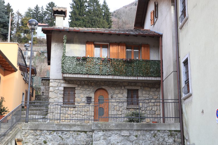 SEMICENTRALE CASETTA INDIPENDENTE! Serina