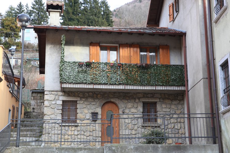 SEMICENTRALE CASETTA INDIPENDENTE! Serina