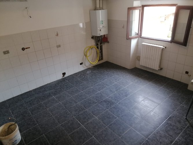 APPARTAMENTO CON CANTINA E POSTO AUTO Appiano Gentile