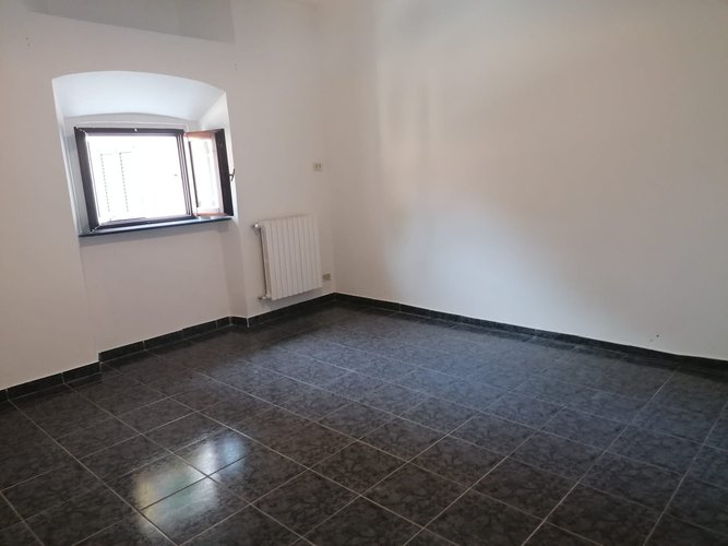 APPARTAMENTO CON CANTINA E POSTO AUTO Appiano Gentile