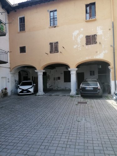 APPARTAMENTO CON CANTINA E POSTO AUTO Appiano Gentile