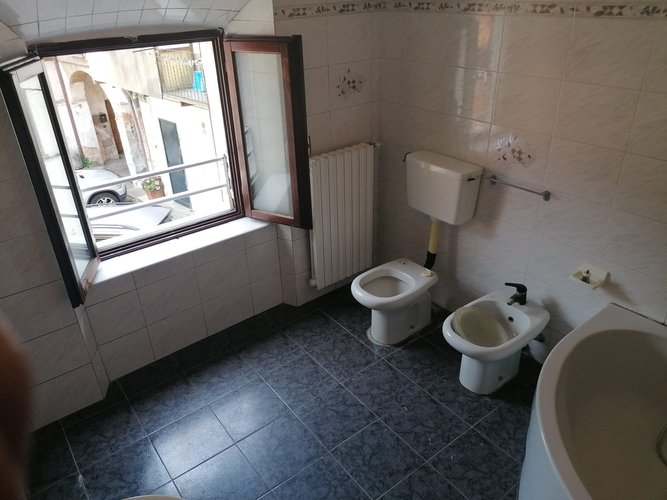 APPARTAMENTO CON CANTINA E POSTO AUTO Appiano Gentile