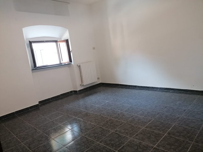 APPARTAMENTO CON CANTINA E POSTO AUTO Appiano Gentile