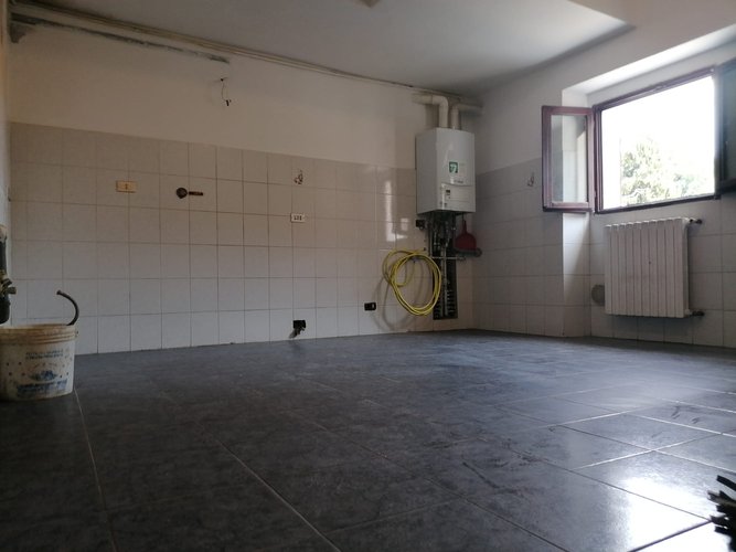 APPARTAMENTO CON CANTINA E POSTO AUTO Appiano Gentile