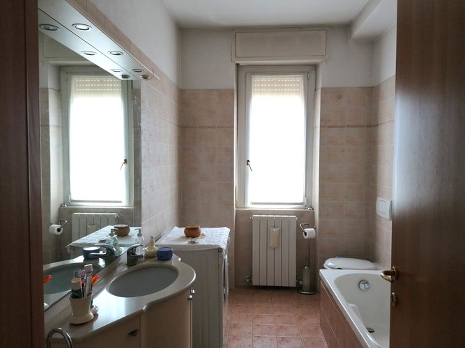 Ampio trilocale con cantina e posto auto coperto Cantù