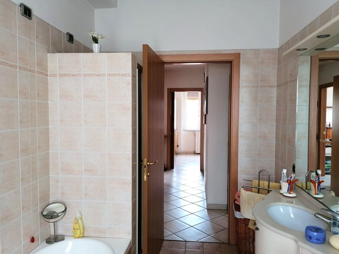 Ampio trilocale con cantina e posto auto coperto Cantù