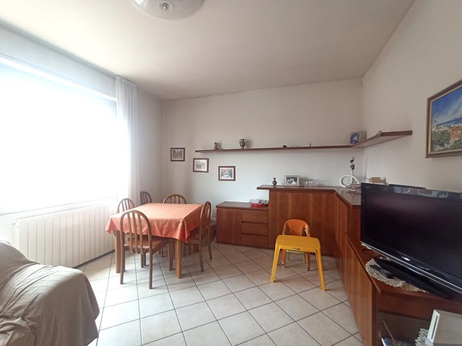 Ampio trilocale con cantina e posto auto coperto Cantù