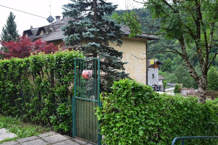 Serina immerso nel verde, in casa d’epoca, alloggio con giardino privato Serina