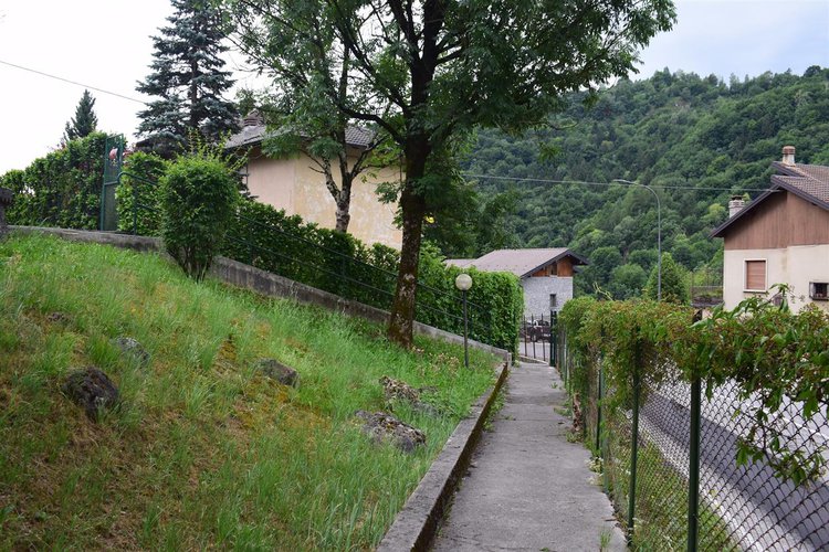 Serina immerso nel verde, in casa d’epoca, alloggio con giardino privato Serina