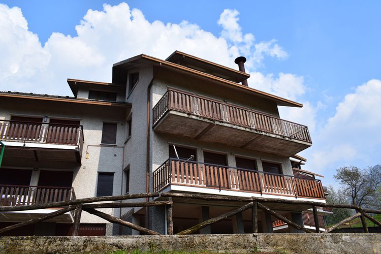 Serina Bagnella, trilocale indipendente con favolosa terrazza, box e arredo Serina