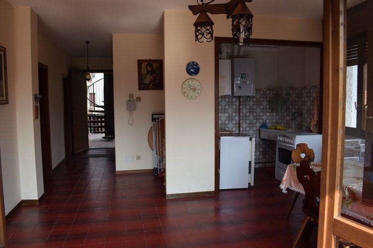 Serina Bagnella, trilocale indipendente con favolosa terrazza, box e arredo Serina