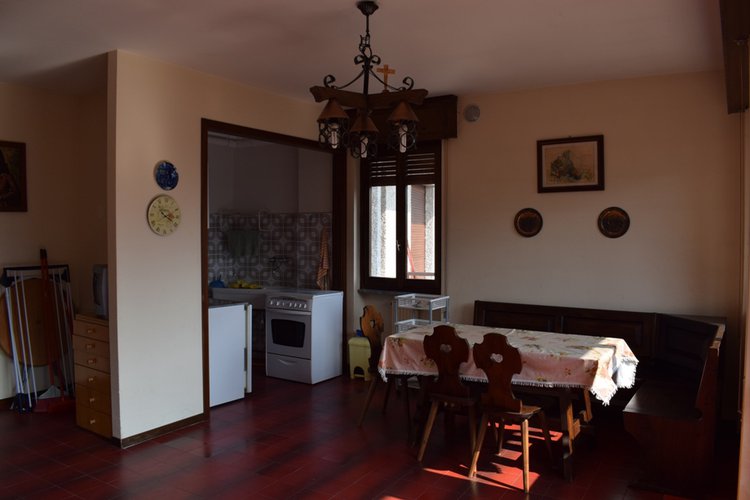 Serina Bagnella, trilocale indipendente con favolosa terrazza, box e arredo Serina